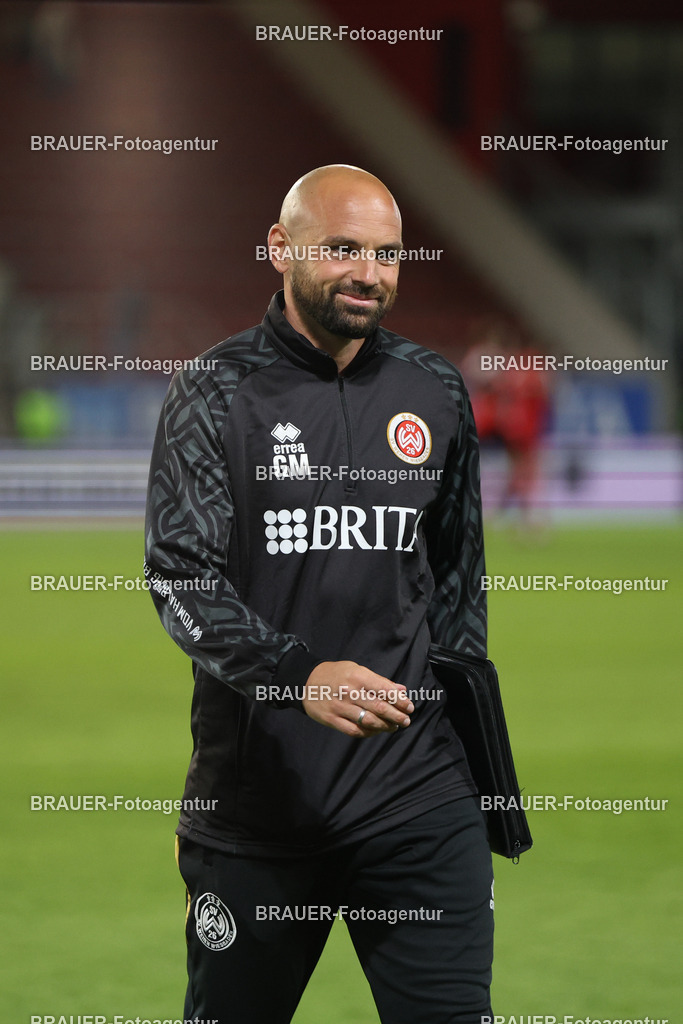 SV Wehen Wiesbaden - Rot-Weiss Essen | Wiesbaden, Deutschland, 22.08.2025Giuliano Modica (SV Wehen Wiesbaden) schautwährend des drittliga Spiels zwischen SV Wehen Wiesbaden und Rot-Weiss Essen am 22.08.2025 in der BRITA-Arena in Wiesbaden. (Foto von Timo Bluhmki-Schmidt/Brauer Fotoagentur