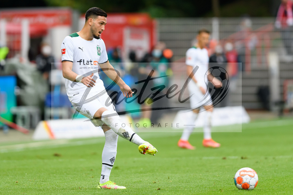 FCUBMG20210829_143 | Fussball, Herren: Ramy Bensebaini (Borussia Moenchengladbach) in Aktion, am Ball, Einzelaktion beim Spiel der 1. Bundesliga zwischen 1. FC Union Berlin und Borussia Moenchengladbach im Stadion An der Alten Foersterei am 29.08.2021 in Berlin, Deutschland. - Realisiert mit Pictrs.com