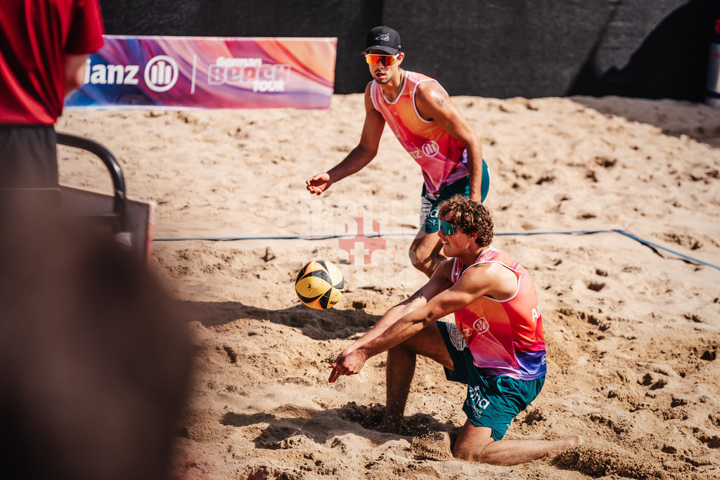 Beachvolleyball | Männer | Allianz German Beach Tour 2025 | Tourstop Hamburg | 31.05.2025 | Hennes Nissen nimmt den Ball an