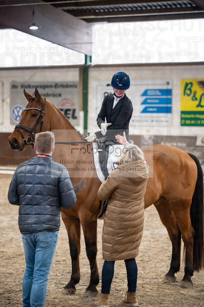 Hallenreittunier Voxtrup 2023 | Entdecke hochwertige Reitturnierfotos von Foto Oger. Professionell, emotional und authentisch – jetzt Lieblingsmomente im Shop bestellen.Deutschlandweite Turnierfotografie. - Realisiert mit Pictrs.com
