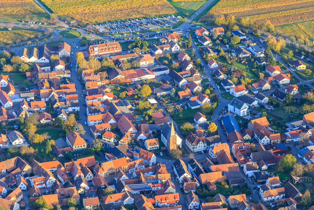 Luftbild: Ortszentrum von Westen im Ortsteil Schweigen in Schweigen-Rechtenbach im Bundesland Rheinland-Pfalz in Deutschland. Foto: IMG_104436.jpg vom 31.10.2017 durch Werner Riehm/FLY-FOTO.de