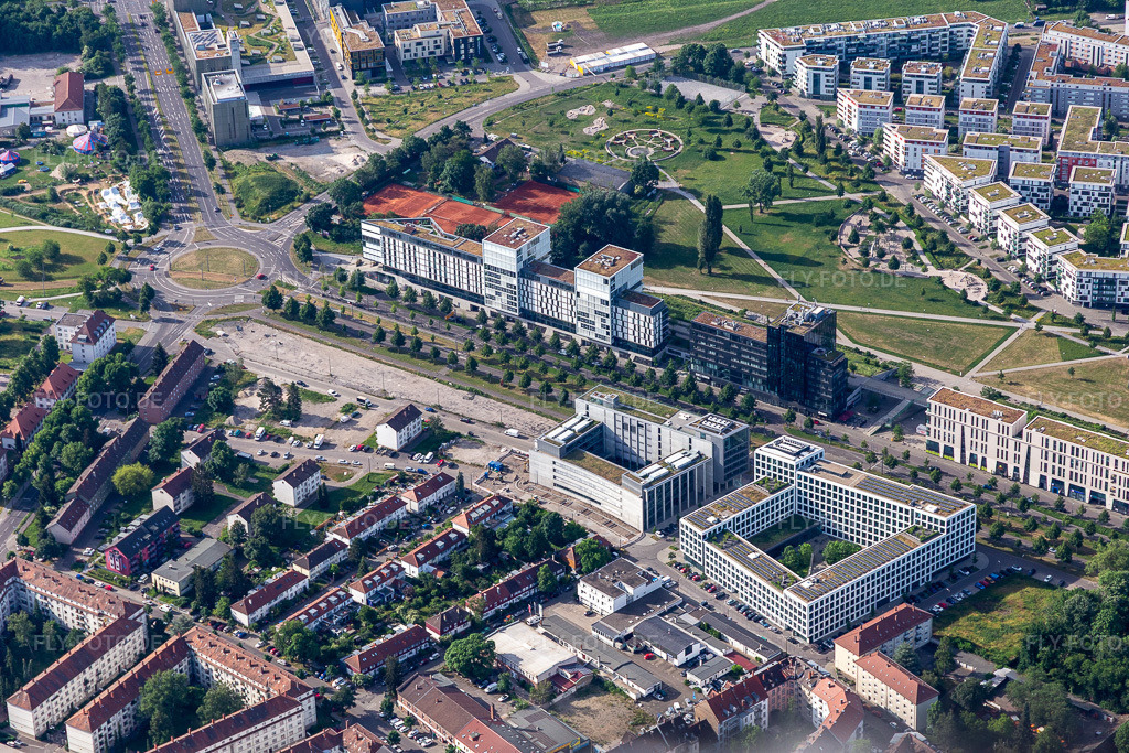 Luftbild: Deutsche Apotheker- und Ärztebank eG - apoBank in der Ludwig-Erhard-Allee im Ortsteil Oststadt in Karlsruhe im Bundesland Baden-Württemberg in Deutschland. Foto: IMG_131585.jpg vom 22.05.2022 durch Werner Riehm/FLY-FOTO.deWWW.APOBANK.DE