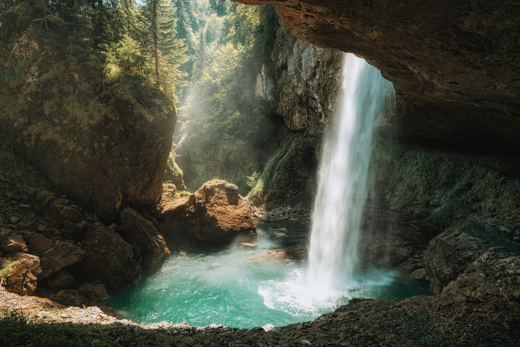 Berglistüber  | Fährt man von der Glarnerseite den Klausenpass hinauf, gelangt man nach einigen Kurven an eine kleine Ausweichstelle. Von dort ist es ein kurzer Sprung zum Wasserfall. - Realisiert mit Pictrs.com