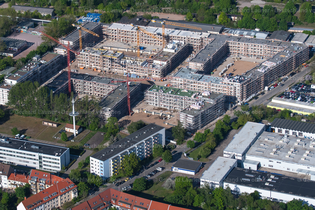 4025863 | ERFURT 06.05.2020 Baustelle zum Neubau einer Mehrfamilienhaus- Wohnanlage der " Projektgesellschaft Erfurt Nr.8 GmbH " an der Geschwister-Scholl-Straße - Am Alten Nordhäuser Bahnhof im Ortsteil Krämpfervorstadt in Erfurt im Bundesland Thüringen, Deutschland. Weiterführende Informationen bei: ImmVest Wolf GmbH,  PORR Deutschland GmbH,  homuth+partner architekten. // Construction site to build a new multi-family residential complex of " Projektgesellschaft Erfurt Nr.8 GmbH " on Geschwister-Scholl-Strasse - Am Alten Nordhaeuser Bahnhof in the district Kraempfervorstadt in Erfurt in the state Thuringia, Germany. Further information at: ImmVest Wolf GmbH,  PORR Deutschland GmbH,  homuth+partner architekten. Foto: Gerhard Launer