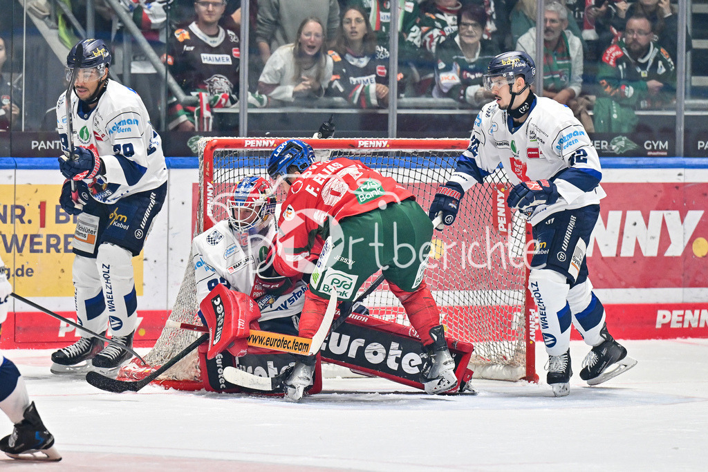 Augsburger Panther - Iserlohn Roosters | in dieser Szene behindert Florian ELIAS (Augsburger Panther #67) den Torhüter der Gäste Andreas JENIKE (Iserlohn Roosters 92) / Penny DEL: Augsburger Panther - Iserlohn Roosters; Curt Frenzel Stadion am 21.09.2025 / Daniel NEUMANN (Iserlohn Roosters 22)