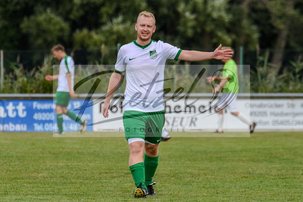 20180812_OHRBEL_0022 | Fußball, Herren:   beim Spiel der 1. Kreisklasse zwischen SV Ohrbeck vs. SVC Belm-Powe II am 12.08.2018 an der Hüggelkampfbahn in Ohrbeck-Hasbergen, Deutschland.(Foto von Nico Paetzel) - Realisiert mit Pictrs.com