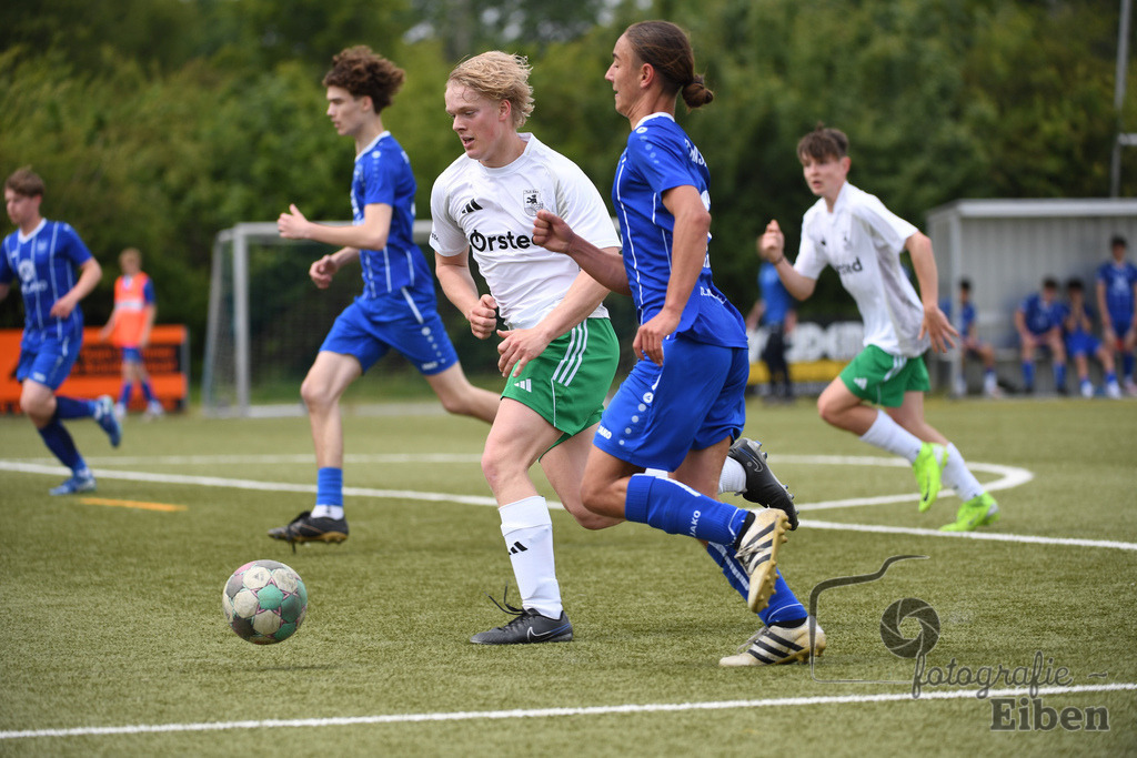 FC Rastede-JSG Esens/Dornum | B-Jugend Bezirksliga; FC Rastede (blau)-JSG Esens/Dornum (weiß) am 24.05.2025 in Rastede (Sportanlage Kötterswegs), Photo: Philip Eiben 2025 - Realisiert mit Pictrs.com
