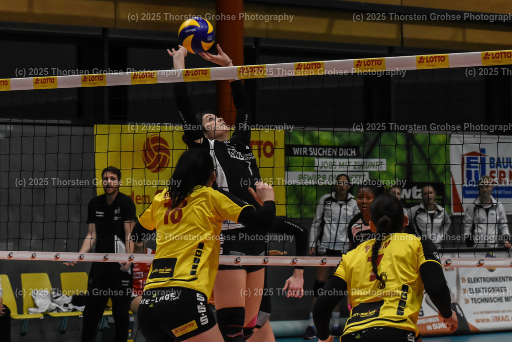 VBL VFB Suhl vs. SCHWARZ-WEISS Erfurt | Krista DeGeest #18 (VFB Suhl), Bailey Marie Nichol #1 (Schwarz-Weiss Erfurt); VBL VFB Suhl vs. SCHWARZ-WEISS Erfurt, Volleyball-Bundesliga Frauen am 17.02.2018 in der Multihalle in Meiningen, (Deutschland) - Realisiert mit Pictrs.com