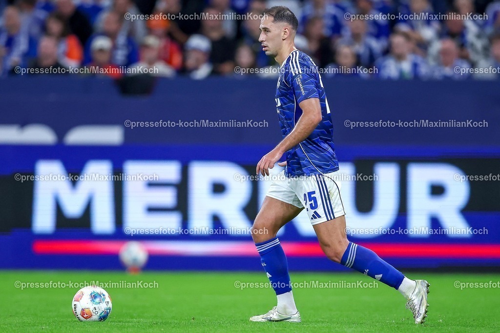 S0413092501110 | 13.09.2025, Fußball, FC Schalke 04 - Holstein Kiel, 5.Spieltag, 2. Fußball Bundesliga, Veltins-Arena Gelsenkirchen, Saison 2025 2026: Nikola Katic (Schalke04 #25) DFB regulations prohibit any use of photographs as image sequences and or quasi-video.