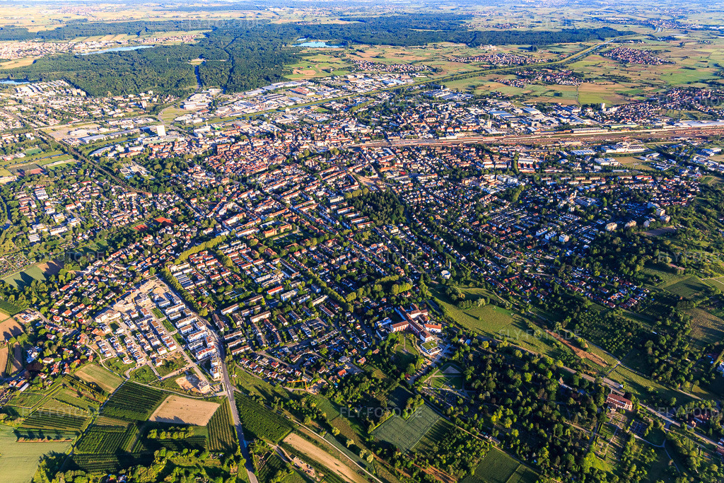 Luftbild: Stadtübersicht aus Osten in Offenburg im Bundesland Baden-Württemberg in Deutschland. Foto: IMG_114943.jpg vom 01.06.2019 durch Werner Riehm/FLY-FOTO.de
