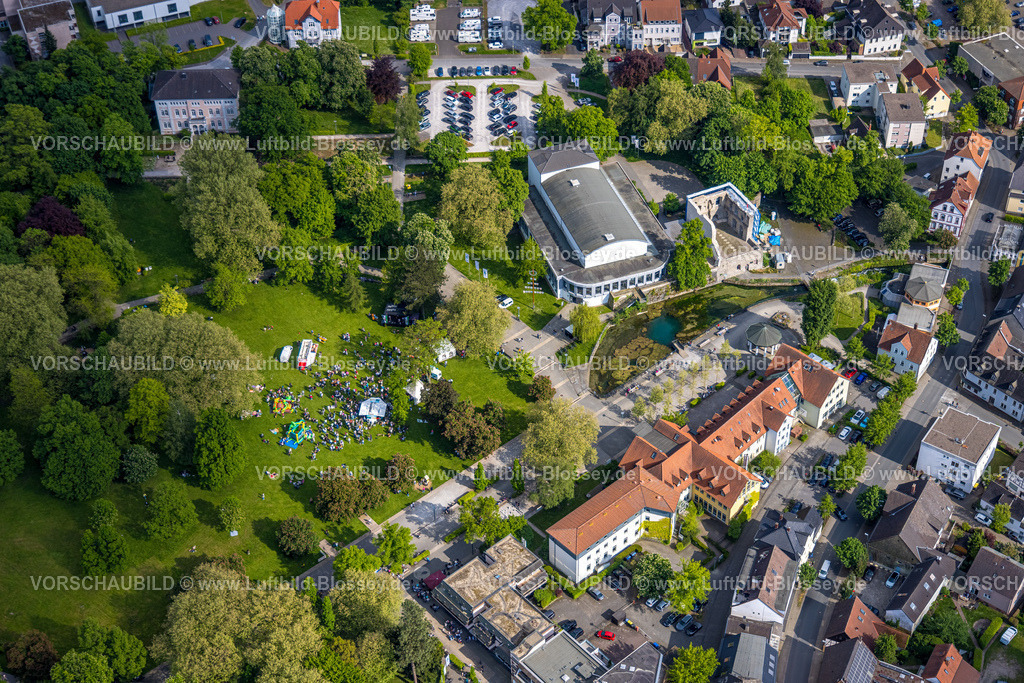BadLippspringe240506116LippeQuelle | Luftbild, Kongresshaus Bad Lippspringe, Arminiuspark mit Burgruine und Fluss Lippequelle und Arminius Quelle Pavillon, Vatertagsfest im Arminiuspark am Kongresshaus, Besucher auf der Wiese, Hüpfburg und Getränkestände, Bad Lippspringe, Ostwestfalen, Nordrhein-Westfalen, Deutschland