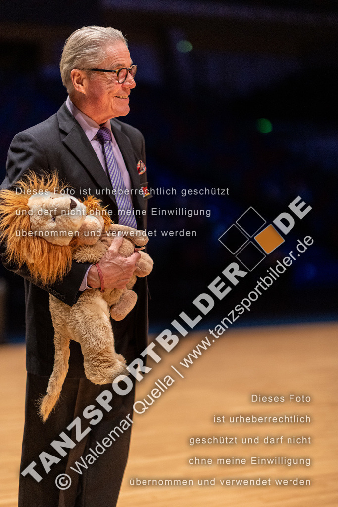 20221112-02198 | Hier finden Sie Tanz Bilder vom Latein und Standard Formationen tanzen. Sportbilder vom Tanzsport. Schöne Fotos und von Weltmeisterschaft, Europameisterschaft, Bundesliga, Regionalliga, Oberliga und Landesliga sowie von GOC Stuttgart, DanceComp, WM Bremen