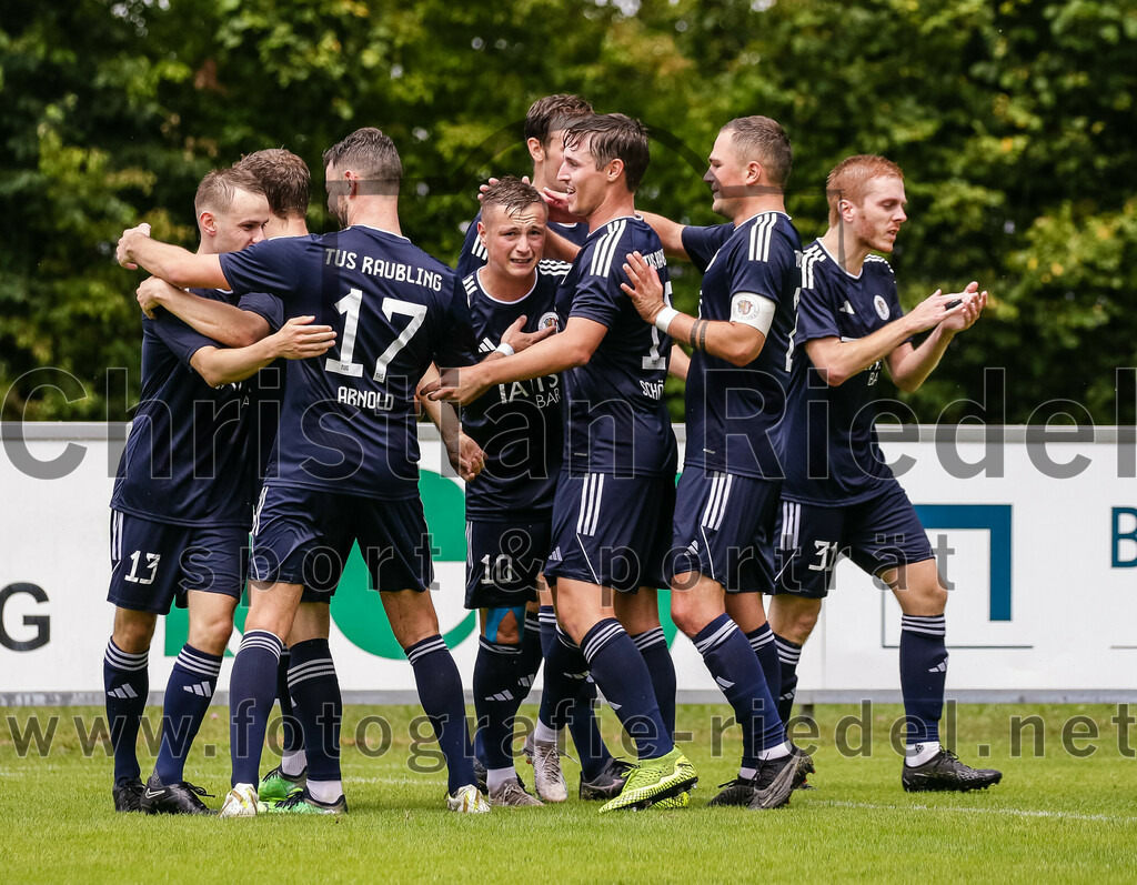 2023-07-29_099_FC_Moosinning_gegen_TuS_Raubling | Moosinning, Deutschland, 29.07.2023:
Fußball, Bezirksliga Oberbayern Ost 2023 / 2024, 1. Spieltag, FC Moosinning gegen TuS Raubling, Endergebnis: 0:7

Jubel nach dem 0:4 durch Lorenz Jilg (TuS Raubling, #13)
Thomas Arnold (TuS Raubling, #17), Alexander Lallinger (TuS Raubling, #10), Michael Gruber (TuS Raubling, #23), Dominic Reisner (TuS Raubling, #31)

Foto: Christian Riedel / fotografie-riedel.net
