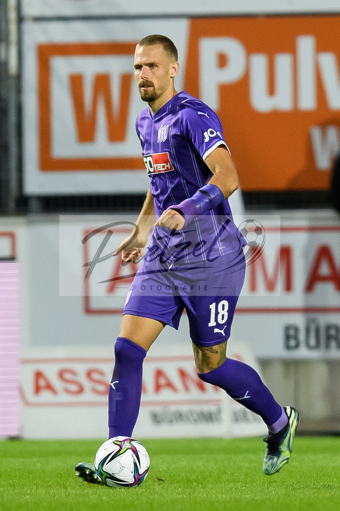 OSNVKO2021090620210906_139 | Fussball, Herren: Maurice Trapp (VfL Osnabrueck) in Aktion, am Ball, Einzelaktion beim Spiel der 3. Liga zwischen VfL Osnabrueck und FC Viktoria Koeln im Stadion an der Bremer Bruecke am 06.09.2021 in Osnabrueck, Deutschland.DFB / DFL REGULATIONS PROHIBIT ANY USE OF PHOTOGRAPHS AS IMAGE SEQUENCES AND/OR QUASI-VIDEO. - Realisiert mit Pictrs.com
