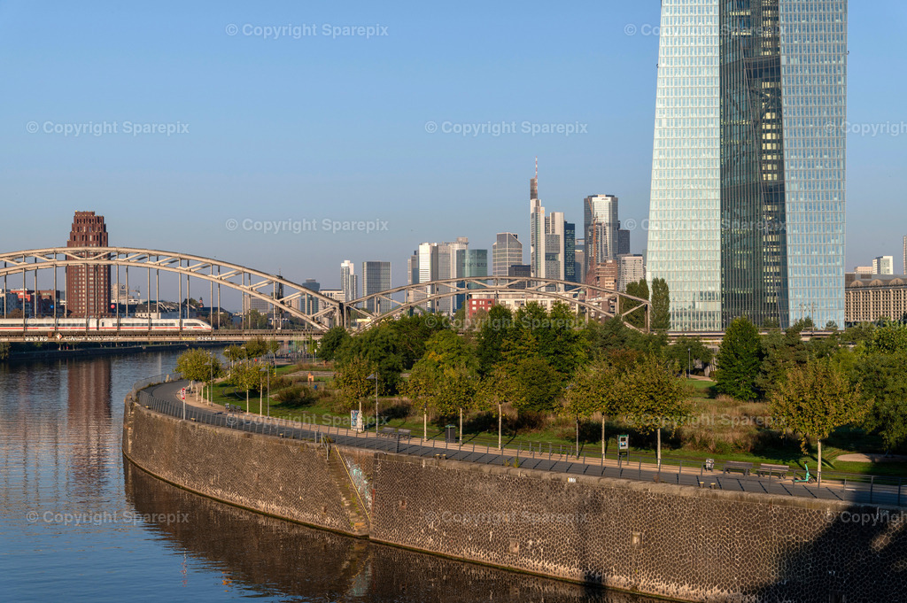 PAR_Skyline_Frankfurt_Day25 | sparepix - Realisiert mit Pictrs.com