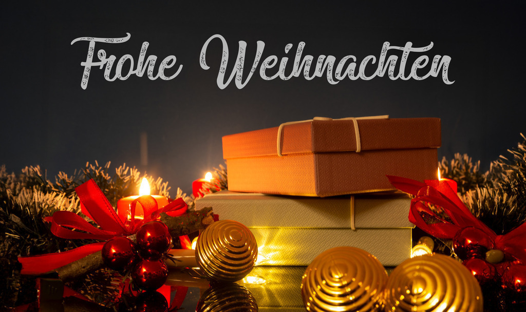 FROHE WEIHNACHTEN | Weihnachtsgrüße: Tisch mit Weihnachtsdekoration und Geschenken vor blauem Hintergrund mit eingefügtem Schriftzug FROHE WEIHNACHTEN - Realisiert mit Pictrs.com