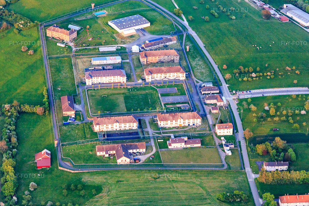 Vue aérienne: Centre Pénitentiaire de Détention, sécurisé par des murs et des clôtures à Oermingen dans le département Bas Rhin, France. Photo: IMG_146219.jpg prise le 01/05/2025 par Werner Riehm/FLY-FOTO.eu – Résolution de l'original: 5139 x 3426 px