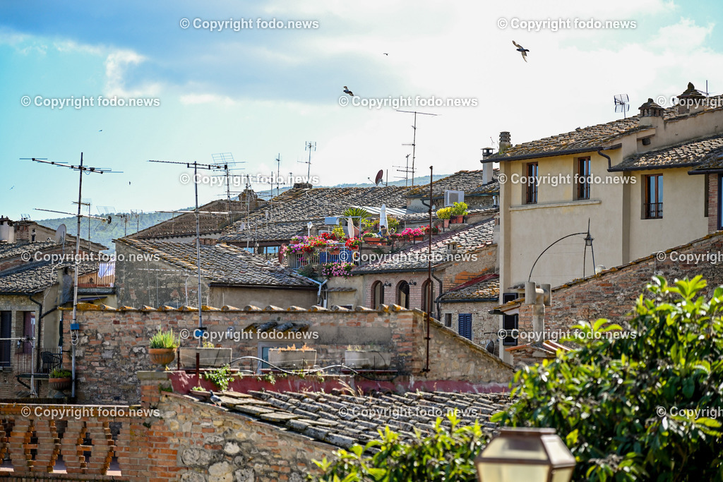 Italien_ Toskana_ San Gimignano_ 31.05.2024-79 | 31.05.2024, Italien, ITA, Toskana, San Gimignano im Bild Stadtansichten Gebäude, Architektur, Touristen, Historisch, Souvenir, Ansichten der berühmten Stadt San Gimignano in der Toskana-Italien - View of the famous town San Gimignano in Tuscany-ItalySan Gimignano ist eine italienische Kleinstadt in der Toskana mit einem mittelalterlichen Stadtkern. San Gimignano wird auch die Stadt der Türme genannt. Die Stadt liegt in der Provinz Siena. Sie gehört neben Florenz, Siena und Pisa zu den von Touristen meist besuchten Zielen in der Toskana.