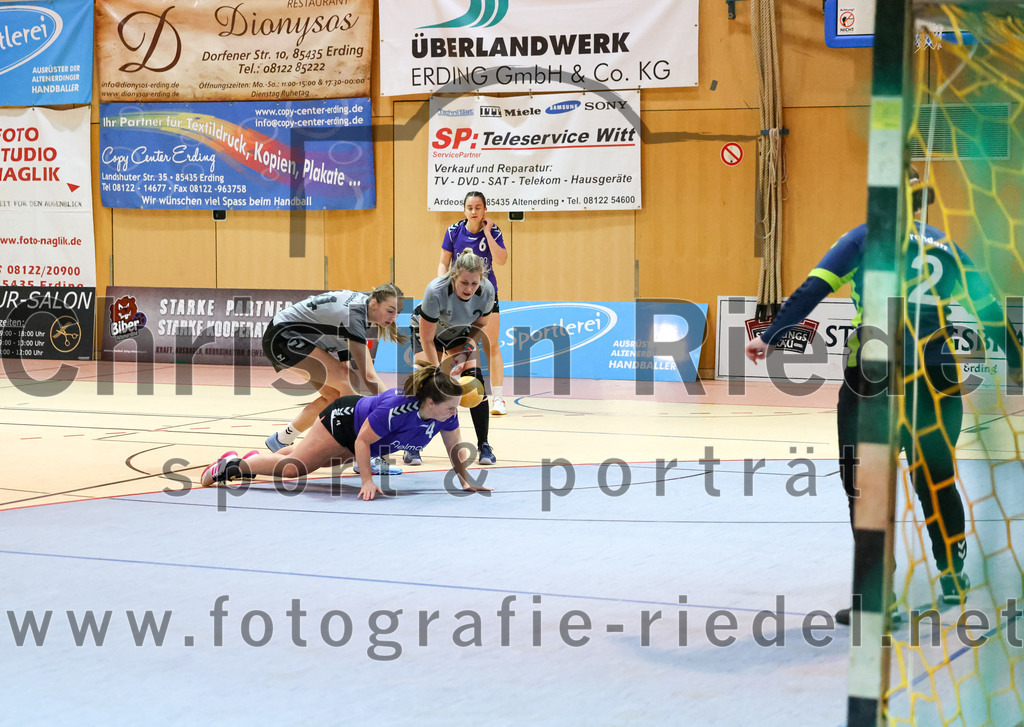 2022-11-12_051_SpVgg_Altenerding_II_gegen_SC_Kirchdorf | Erding, Deutschland, 12.11.2022:
Handball, Bezirksliga Frauen Altbayern 2022 / 2023, 5. Spieltag, SpVgg Altenerding II gegen SC Kirchdorf, Endergebnis: 24:19

Chiara Ostermeier (SC Kirchdorf, #14), Miriam Deuschle (SpVgg Altenerding, #4), Susanne Bichlmeier (SC Kirchdorf, #2), Julia Sponsel (SC Kirchdorf, #12)

Foto: Christian Riedel / fotografie-riedel.net