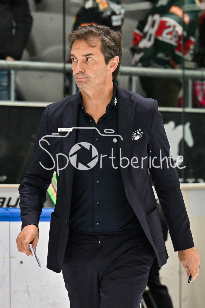 Augsburger Panther - Adler Mannheim | AUGSBURG, GERMANY - 28. DECEMBER: im Bild Dallas EAKINS Trainer Adler Mannheim / Einzelfoto / Freisteller nach dem Match zwischen den Augsburger Panthern und den Adler Mannehim am 33. Spieltag der Penny DEL im Curt Frenzel Stadion