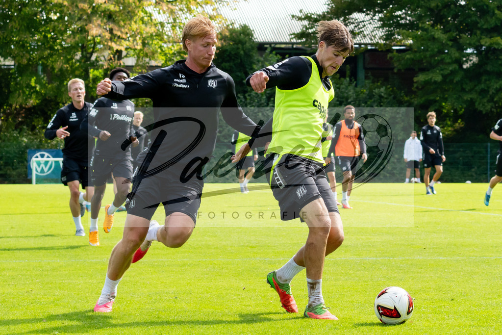 20260909_TRAOSN_0064 | Fußball, Herren: Bjarke Jacobsen (VfL Osnabrück) und Bernd Riesselmann (VfL Osnabrück) im Zweikampf beim Training des VfL Osnabrück am 09.09.2026 im Sportpark Illoshöhe in Osnabrück, Deutschland.(Foto von Nico Paetzel) - Realisiert mit Pictrs.com