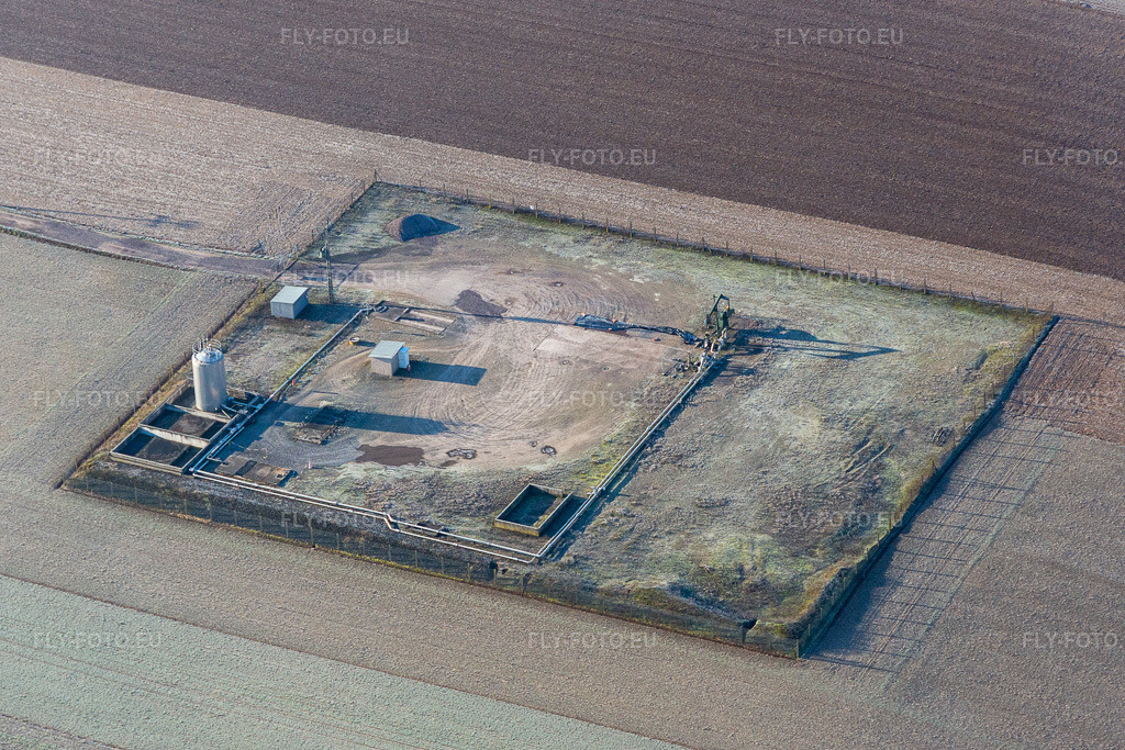 Vue aérienne: Réservoir et pompe pour l'extraction de pétrole dans la plaine du Rhin à Niederlauterbach dans le département Bas Rhin, France. Photo: IMG_124061.jpg prise le 11/01/2021 par Werner Riehm/FLY-FOTO.eu – Résolution de l'original: 4081 x 2721 px