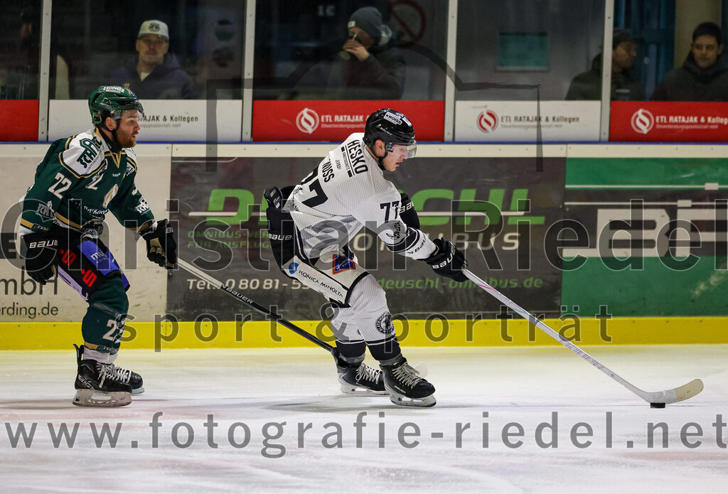 2025-11-25_117_TSV_Erding_gegen_EHF_Passau_Black_Hawks | Erding, Deutschland, 25.11.2025:Eishockey, Oberliga Süd 2025 / 2026, 20. Spieltag, TSV Erding gegen EHF Passau Black Hawks, Endergebnis: 2:3 n.V.Grady Hobbs (Erding Gladiators, #22), Thomas Nuss (EHF Passau Black Hawks, #77)Foto: Christian Riedel / fotografie-riedel.net