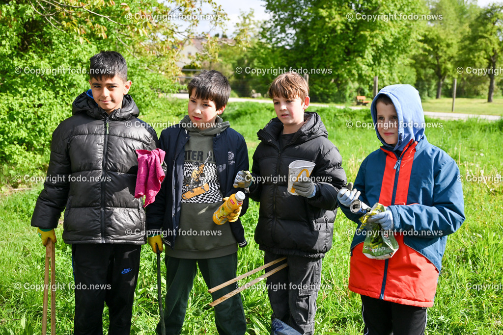 Traun_ VS Dyoniesen Muellsammeln_ 25.04.2024-6 | 24.04.2024, Traun, AUT, VS Dyonisen, im Bild VS Dyoniesen Muellsammeln mit Umweltaktivist Felix Kreiner