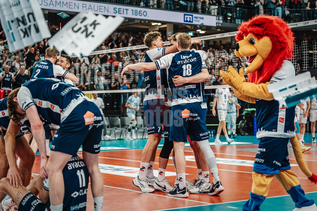 Volleyball | Herren | Saison 2024/2025 | 1. Volleyball Bundesliga Männer | Halbfinale | SVG Lüneburg vs. VfB Friedrichshafen | 19.04.2025 | Die SVG Lüneburg gewinnt das Spiel und jubelt