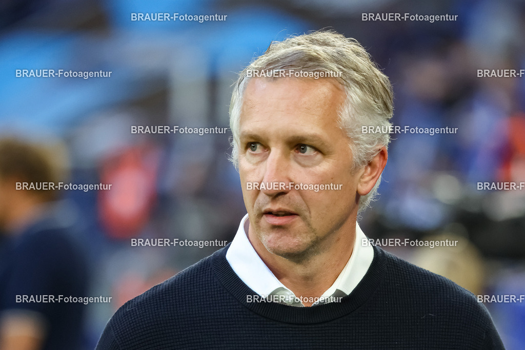 1_S04BER_20250801_0341.JPG -  - FC Schalke 04 - Hertha BSC Berlin - 2. Bundesliga | Gelsenkirchen, Deutschland, 01.08.25: Sport-Vorstand Frank Baumann (FC Schalke 04) schaut waehrend des Spiels der 2. Bundesliga zwischen FC Schalke 04 - Hertha BSC Berlin in der Veltins-Arena am 01. August 2025 in Gelsenkirchen, Deutschland. (Foto von Stefan Brauer/Brauer-Fotoagentur)DFB/DFL REGULATIONS PROHIBIT ANY USE OF PHOTOGRAPHS AS IMAGE SEQUENCES AND/OR QUASI-VIDEO.