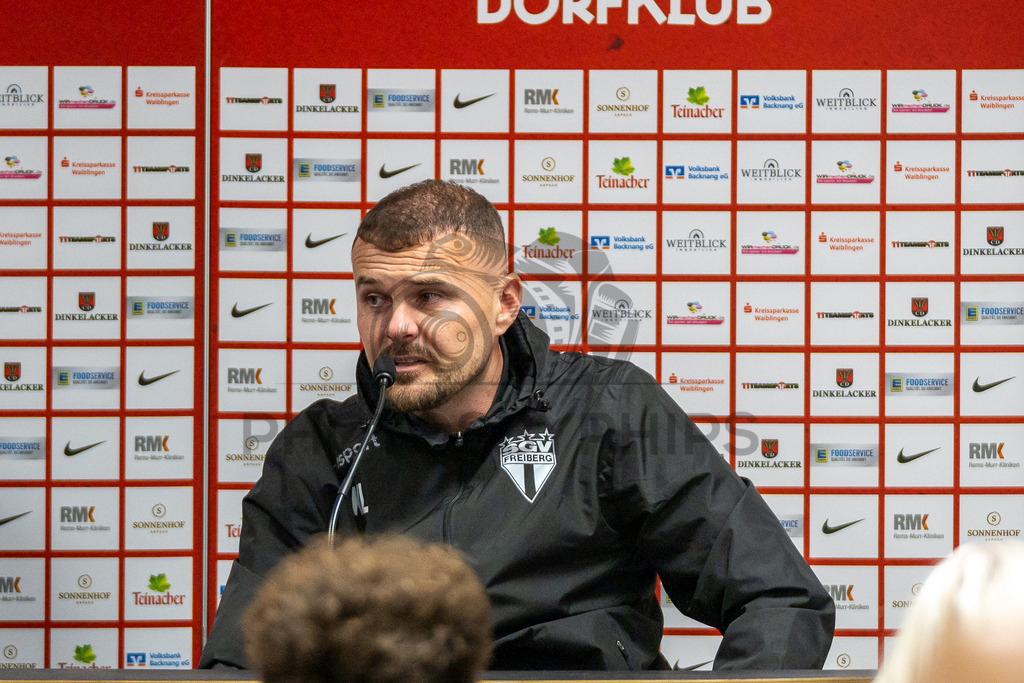 SG Sonnenhof Großaspach vs. SGV Freiberg, Fussball, Regionalliga Suedwest, 30. Spieltag, 22.04.2026 | Kushtrim Lushtaku (Trainer SGV Freiberg) bei der Pressekonferenz,SG Sonnenhof Großaspach vs. SGV Freiberg, Fussball, Regionalliga Suedwest, 30. Spieltag, 22.04.2026