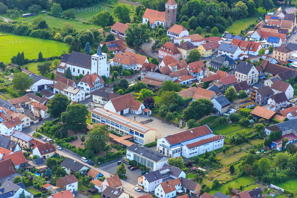 Luftbild: Gundschule und Mundohalle am Mundoplatz in Minfeld im Bundesland Rheinland-Pfalz in Deutschland. Foto: IMG_090277.jpg vom 26.06.2016 durch Werner Riehm/FLY-FOTO.deGemeinde Minfeld