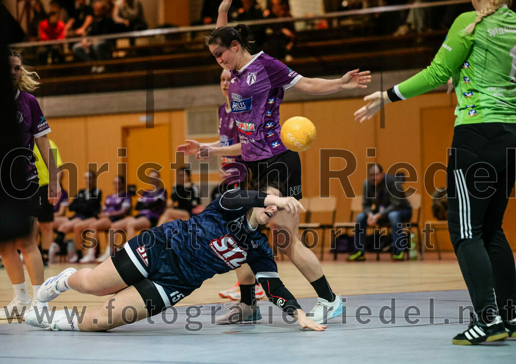2024-02-03_071_SpVgg_Altenerding_gegen_SpVgg_Erdweg | Erding, Deutschland, 03.02.2024:
Handball, Bezirksoberliga Frauen Altbayern 2023 / 2024, 13. Spieltag, SpVgg Altenerding gegen SpVgg Erdweg, Endergebnis: 25:21

Christina Märkl (SpVgg Erdweg, #15), Janina Konrad (SpVgg Altenerding, #2), Torfrau Hanna Obermair (SpVgg Altenerding, #1)

Foto: Christian Riedel / fotografie-riedel.net