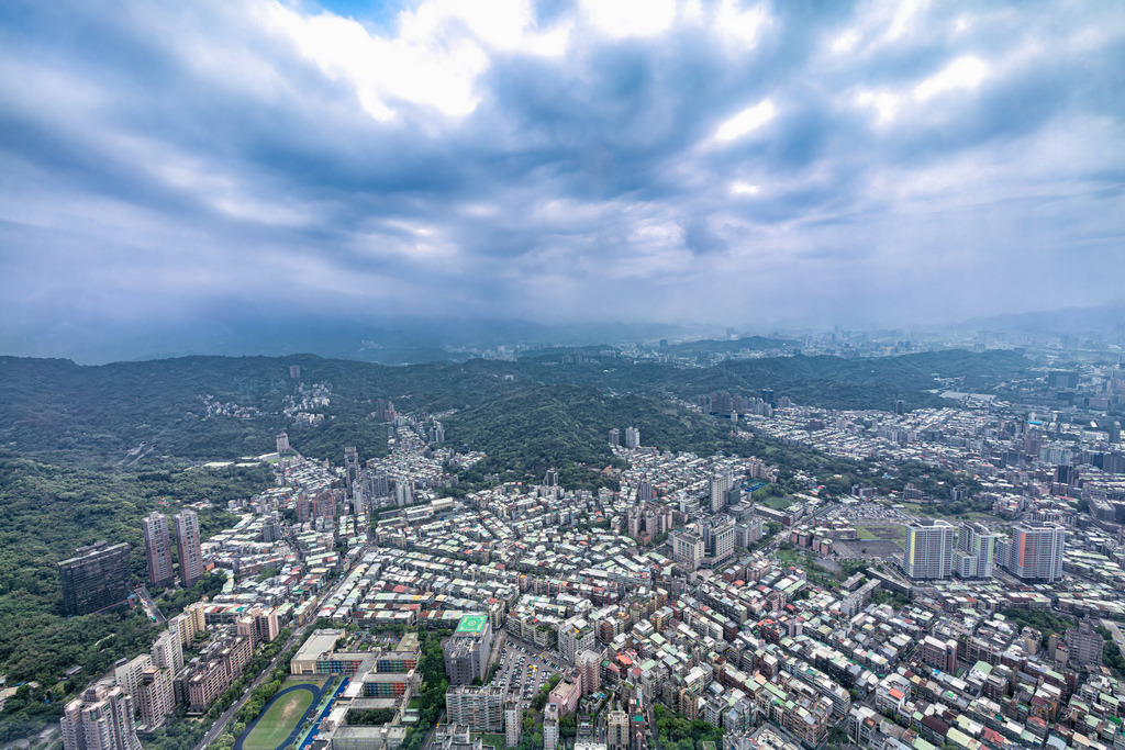 Panorama Blick über über die Stadt Taipeh,Von Wolkenkratzer Taipei 101 | Das Bild zeigt einen Blick über die Stadt Taipeh aus der Vogelperspektive, der vermutlich von der Aussichtsplattform des Wolkenkratzers Taipei 101 in Taiwan aufgenommen wurde.Die Haupaussichtsplattform (Indoor) befindet sich im 89. Stockwerk in einer Höhe von etwa 382 Metern.Bei gutem Wetter bietet sich ein 360-Grad-Panorama über das gesamte Stadtgebiet und die umliegenden Berge.Im Gebäude gibt es zudem einen riesigen Schwingungstilger (eine 660 Tonnen schwere goldene Stahlkugel) zur Stabilisierung bei Erdbeben sowie einen der schnellsten Aufzüge der Welt - Realisiert mit Pictrs.com