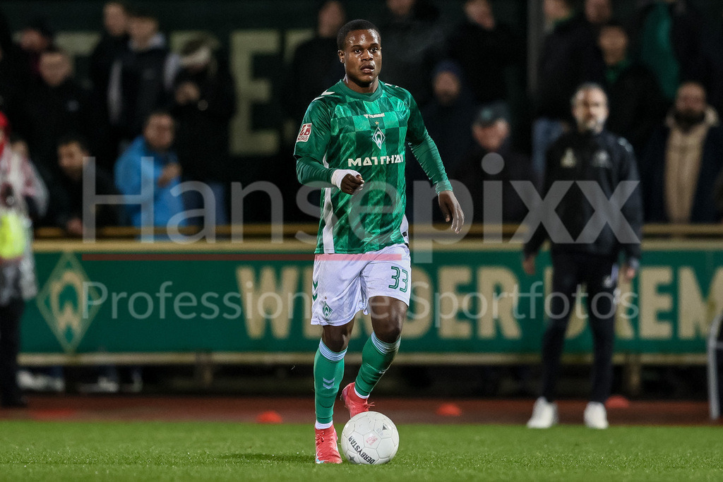 Fussball, Regionalliga Nord, SV Werder Bremen II - VfB Oldenburg | v.li.: Abdenego Nankishi (SV Werder Bremen II, 33) am Ball, Freisteller, Einzelbild, Ganzkörper, Aktion, Action, Spielszene