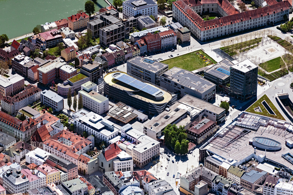 dr__0062380.jpg | PASSAU 09.05.2021 Parkdeck auf dem Gebäude des Parkhauses Zentralgarage Passau in Passau im Bundesland Bayern, Deutschland. // Parking deck on the building of the car park Zentralgarage Passau in Passau in the state Bavaria, Germany. Foto: Daniel Reiter