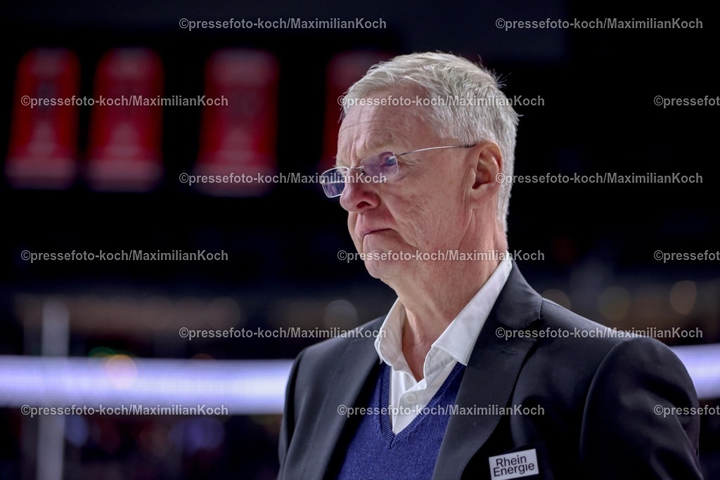KEC16022501082 | 16.02.2025, Eishockey, DEL, Kölner Haie - Düsseldorfer EG, Lanxess-Arena Köln: Trainer Kari Jalonen (Cheftrainer Kölner Haie)