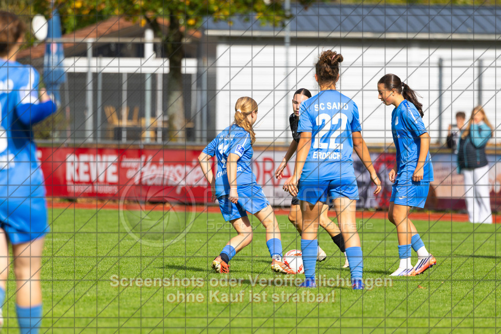 20261010_143302_0421_(c)_by_PhotoPeet | #,1.FC Donzdorf (schwarz) vs. SC Sand (blau), Fußball, EnBW-Oberliga B -Juniorinnen, 05. Spieltag, Saison 2026/2027, Rasenplatz Lautertal Stadion, Süßener Straße 16, 73072 Donzdorf, 10.10.2026 - 14:00 Uhr,Foto: PhotoPeet / Sport- &amp; Eventfotografie / Peter Harich