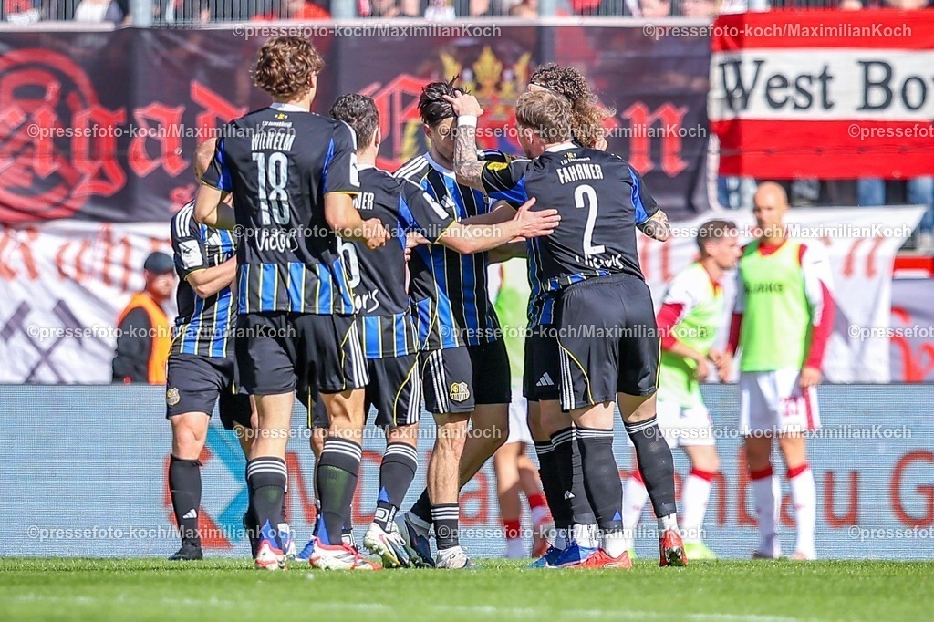 xKWIx26042601016 | 2026.04.26, xkwix, Fußball, 3.Liga, Rot-Weiss Essen - 1. FC Saarbrücken, Stadion an der Hafenstraße, 35.Spieltag, Saison 2025 / 2026: Jubel der Mannschaft beim Tor zum 1:1 durch Tim Civeja (1. FC Saarbrücken #23) DFB regulations prohibit any use of photographs as image sequences and or quasi-video. Photo: xKamilxWilkowskixPressefotoKochx