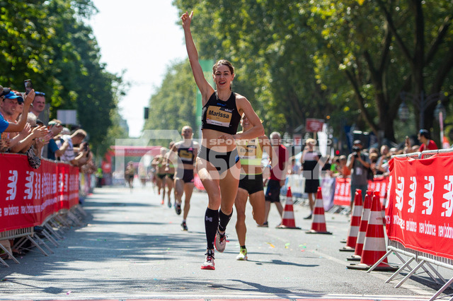 20240901_NSZ_4347 | Jubel bei der Siegerin Marissa DaminkDEU, Düsseldorf, 01.09.2024 Kö-Meile  - Realisiert mit Pictrs.com