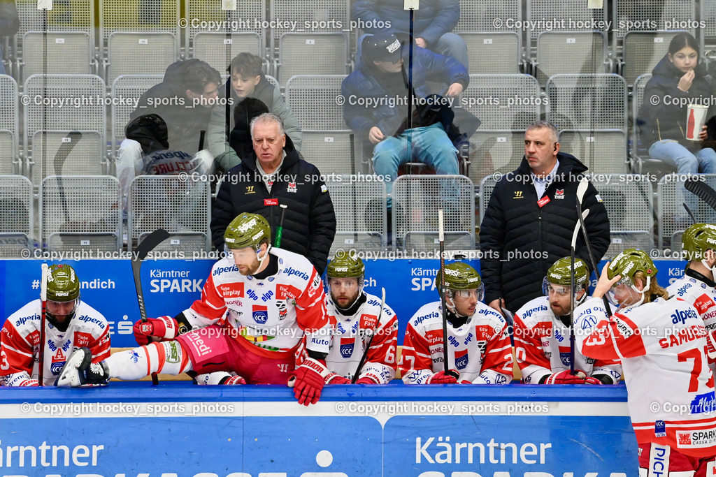 EC IDM WÄRMEPUMPEN VSV vs. HCB Südtirol Alperia | Spielerbank HC Bozen, Asisstentcoach HCB Südtirol Alperia FABIO ARMANI, Headcoach HCB Südtirol Alperia Doug Shedden, EC IDM WÄRMEPUMPEN VSV vs. HCB Südtirol Alperia, EC IDM WÄRMEPUMPEN VSV vs. HCB Südtirol Alperia am 28.12.2025 in Villach (Stadthalle Villach), Austria, (Photo by Bernd Stefan)