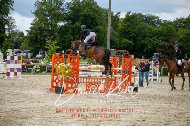 IMG_5699 | Deine Turnierfotos vom Reitturnier online kaufen: Dressur, Springen & Siegerehrung. Professionelle Pferdefotografie aus dem Rheinland – als Download & Print.Alternative: Turnierfotograf für den Pferdesport: Finde deine Fotos von Dressur- und Springturnier