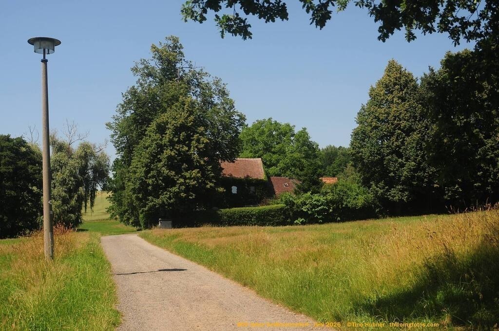 Geißmannsdorf-2026-Ortsbilder-626 | Geißmannsdorf bei Bischofswerda im Sommer 2026. Ein fotografischer Streifzug durch das Dorf Geißmannsdorf, mit Gebäuden, Straßen, Strohpuppen und geschmückten Vorgärten und Grundstücken anlässlich der 800-Jahr-Feier von Geißmannsdorf im Juni 2026 - Realisiert mit Pictrs.com