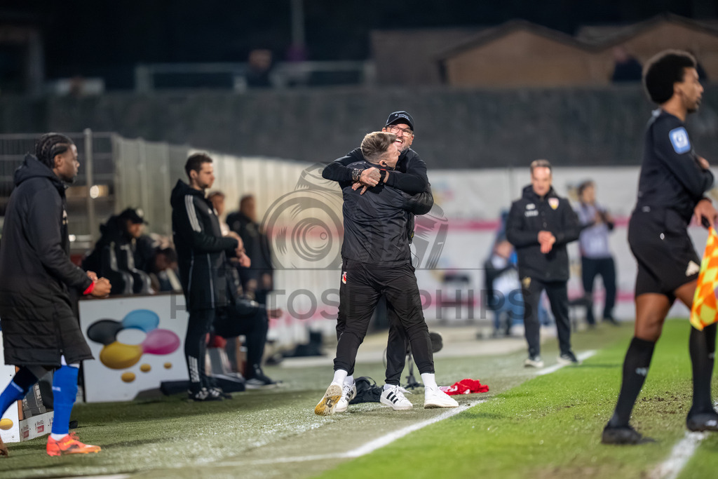 VfB Stuttgart II vs. FC Energie Cottbus, Fussball, 3.Liga, 27. Spieltag, Saison 2025/2026, 03.03.2026 | Claus-Dieter Wollitz (Trainer FC Energie Cottbus) jubelt nach Abpfiff,VfB Stuttgart II vs. FC Energie Cottbus, Fussball, 3.Liga, 27. Spieltag, Saison 2025/2026, 03.03.2026Foto: photosbyphips/Philip Ziegler