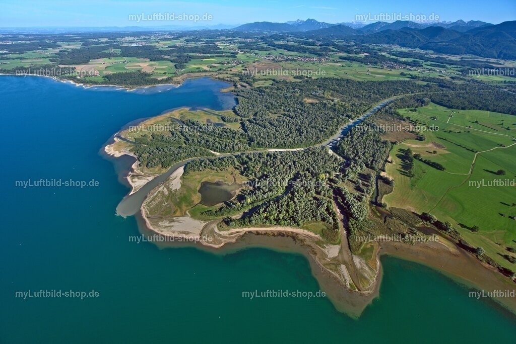 luftbild-chiemsee-achendelta-bruno-kapeller-18 | Luftaufnahme vom Achendelta am Chiemsee mit Blick auf die Chiemgauer Alpen. Die Tiroler Achen mündet mit Sandbänken und Auwald in den See. | Copyright: © Bruno Kapeller - Realisiert mit Pictrs.com