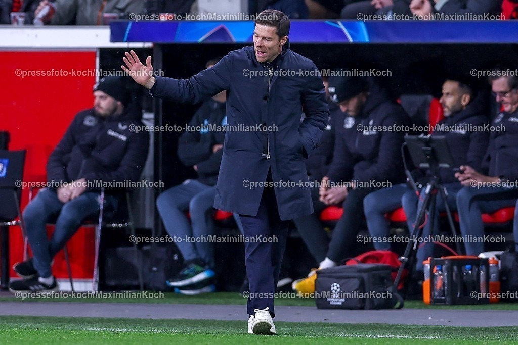 UCL29012501075 | 29.01.2025, Fußball, Bayer 04 Leverkusen - AC Sparta Prag, UEFA Champions League, 8. Spieltag, BayArena, Saison 2024 2025: Cheftrainer Xabi Alonso (Bayer 04 Leverkusen Trainer) steht gestikulierend am Spielfeldrand