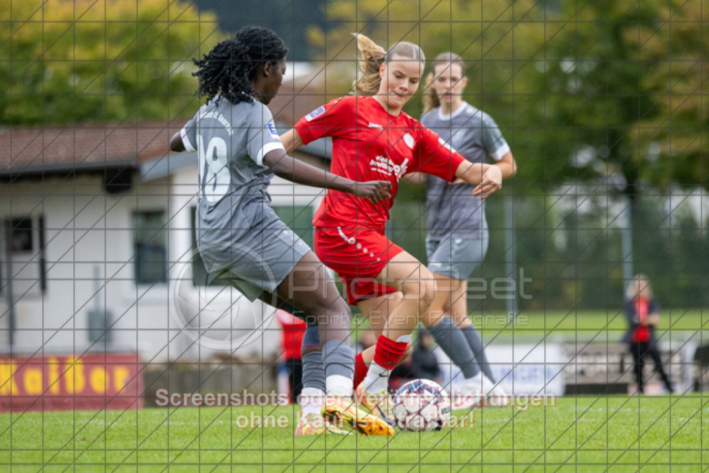 20251004_143735_0453 | #,1.FC Donzdorf (rot) vs. FC Freiburg-St. Georgen (grau), Fussball, EnBW-Oberliga B -Juniorinnen, 04. Spieltag, Saison 2025/2026, Rasenplatz, Lautertal Stadion, Süßener Straße 16, 73072 Donzdorf, 04.10.2025 - 14:00 Uhr,Foto: PhotoPeet-Sportfotografie/Peter Harich