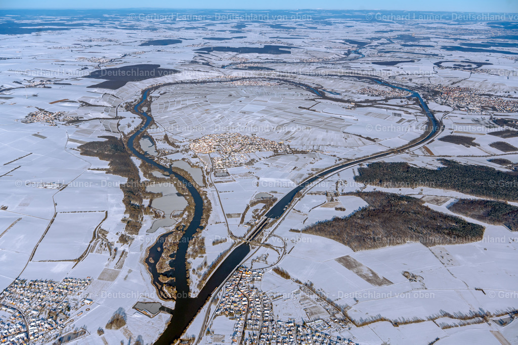 4043260 | verschneite Weininsel und Mainschleife zw. Schwarzach und Nordheim, Weinlagen Katzenkopf, Rosenberg, Vögelein, Kreuzberg,Schloßberg, SOMMERACH 13.02.2021 Winterlich schneebedeckte Ortsansicht am Uferbereich des Main - Flussverlaufes und Mainkanal in Sommerach im Bundesland Bayern, Deutschland. // Wintry snowy town view on the banks of the Main - river course and Main Canal in Sommerach in the state Bavaria, Germany. Foto: Gerhard Launer