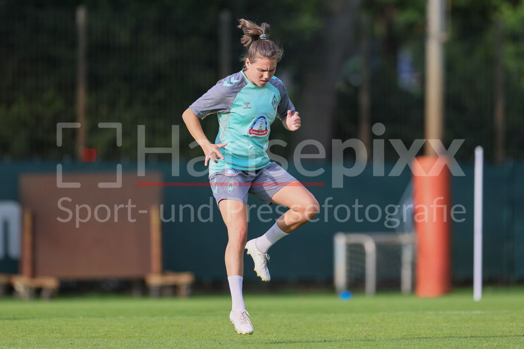 Fussball, Google Pixel Frauen-Bundesliga, Training SV Werder Bremen | v.li.: Rieke Dieckmann (SV Werder Bremen, 22) beim Warmlaufen