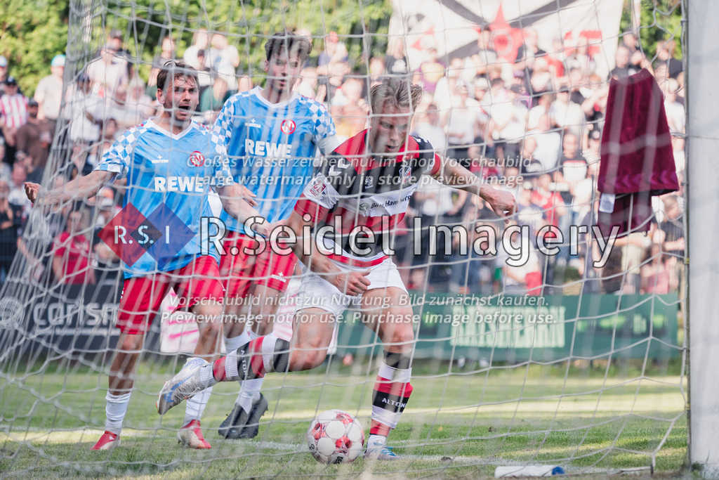RS-1-126700 | Rasmus Tobinski (#17, AFC, Teamkapitän) holt den Ball nochmal aus dem Tor. Andre Wallenborn (#2, EN03) protestiert dahinter.